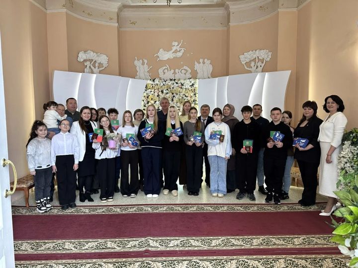 Юные чистопольцы получили первые паспорта в торжественной обстановке
