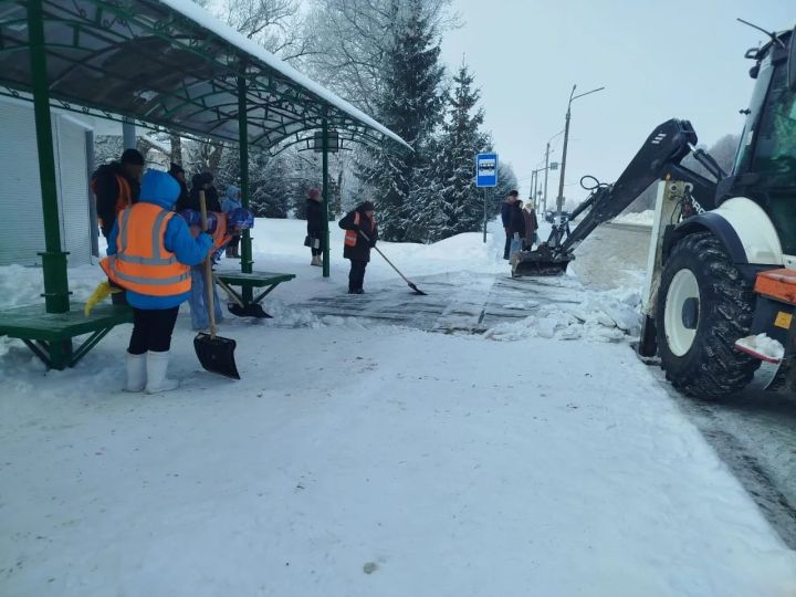 В Чистополе коммунальные службы расчищают остановки от снега