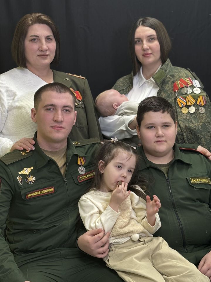 Китель героя: в Чистополе состоялась особенная фотосессия для семей участников СВО