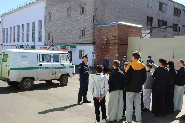 Воспитанникам Чистопольского детдома провели экскурсию в СИЗО