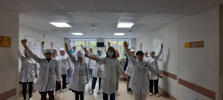 В Чистопольской ЦРБ прошла «зарядка для профессионалов»: медикам напомнили о пользе физкультминуток