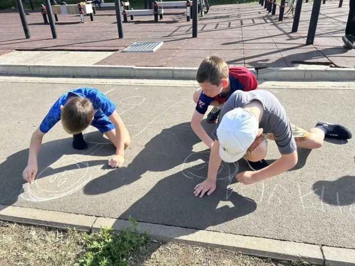 В центре «Ватан» прошёл фестиваль рисунков на асфальте в преддверии Дня защиты детей