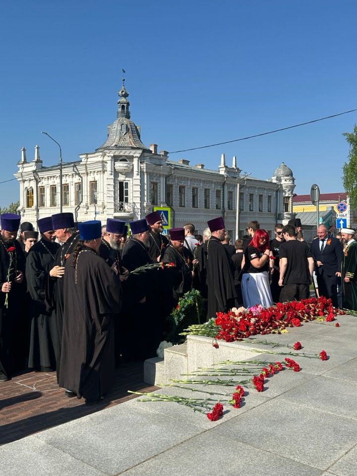 Накануне Дня Победы в Чистополе представители епархии и мухтасибата возложили венки к мемориалу «Вечный огонь»