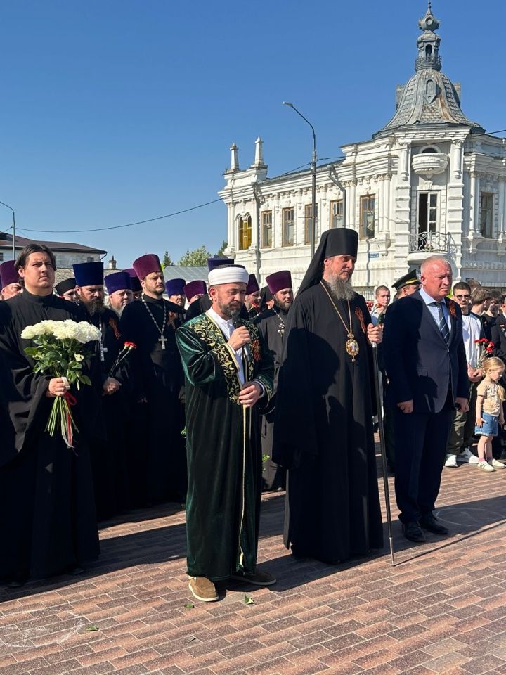 Накануне Дня Победы в Чистополе представители епархии и мухтасибата возложили венки к мемориалу «Вечный огонь»