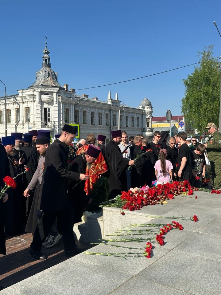 Накануне Дня Победы в Чистополе представители епархии и мухтасибата возложили венки к мемориалу «Вечный огонь»