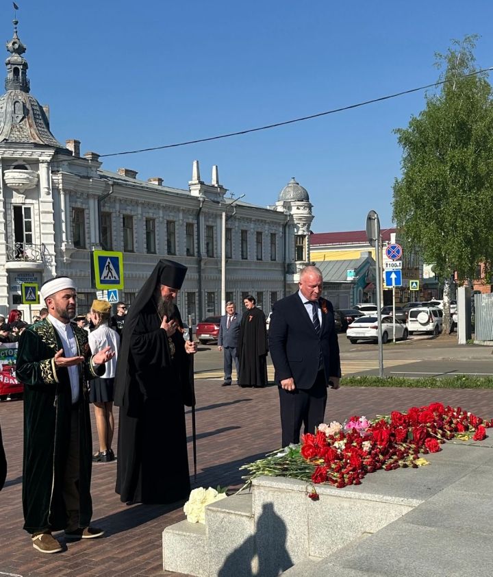 Накануне Дня Победы в Чистополе представители епархии и мухтасибата возложили венки к мемориалу «Вечный огонь»