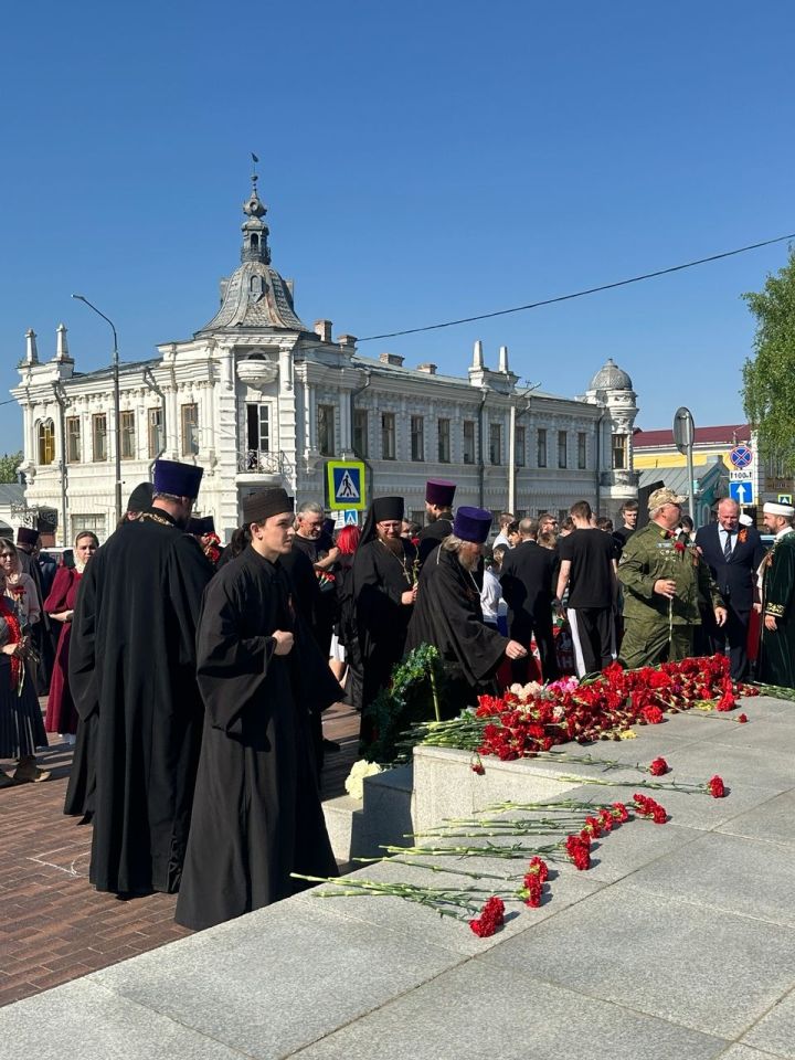 Накануне Дня Победы в Чистополе представители епархии и мухтасибата возложили венки к мемориалу «Вечный огонь»