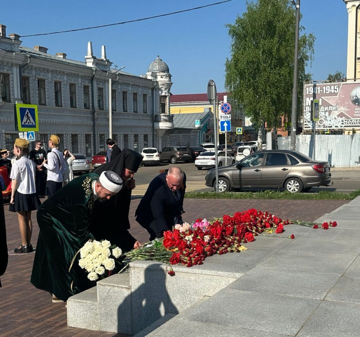 Накануне Дня Победы в Чистополе представители епархии и мухтасибата возложили венки к мемориалу «Вечный огонь»