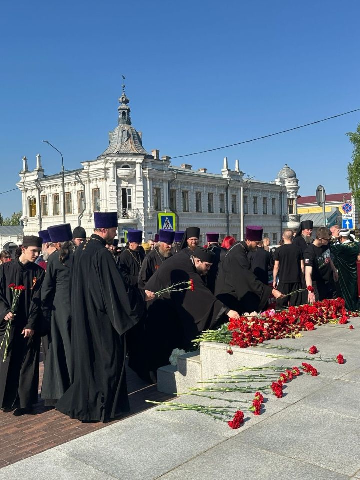 Накануне Дня Победы в Чистополе представители епархии и мухтасибата возложили венки к мемориалу «Вечный огонь»