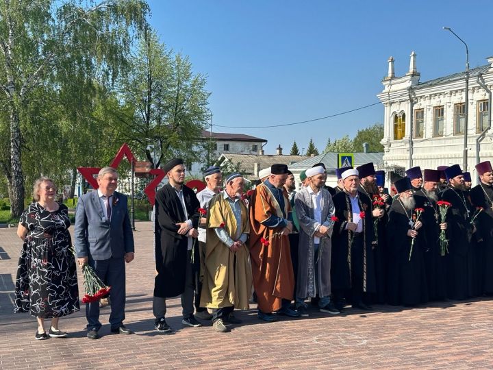 Накануне Дня Победы в Чистополе представители епархии и мухтасибата возложили венки к мемориалу «Вечный огонь»