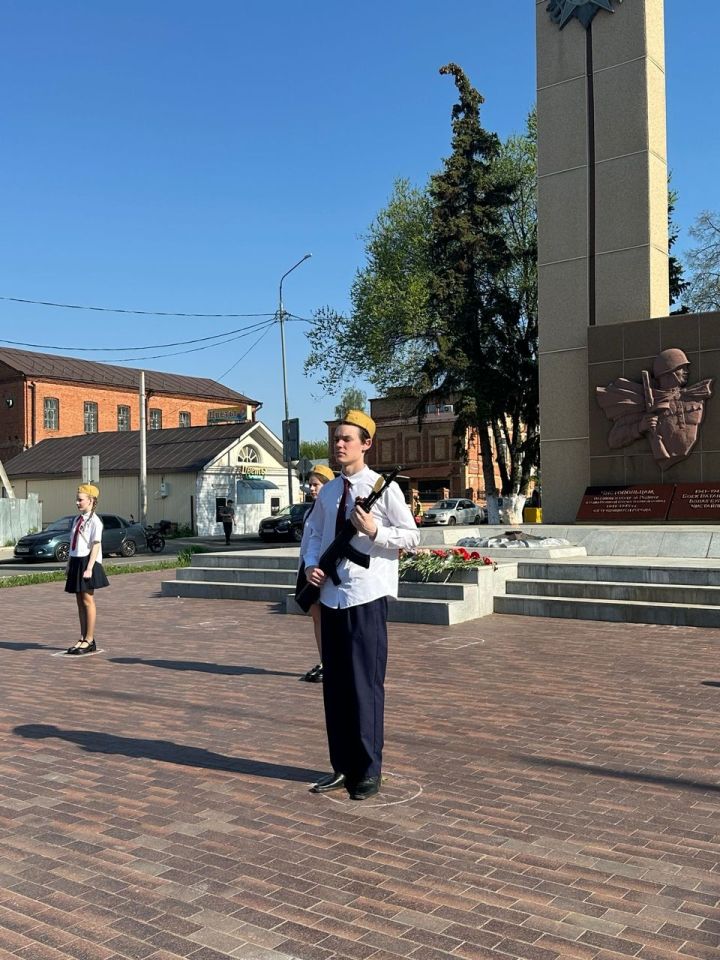Накануне Дня Победы в Чистополе представители епархии и мухтасибата возложили венки к мемориалу «Вечный огонь»