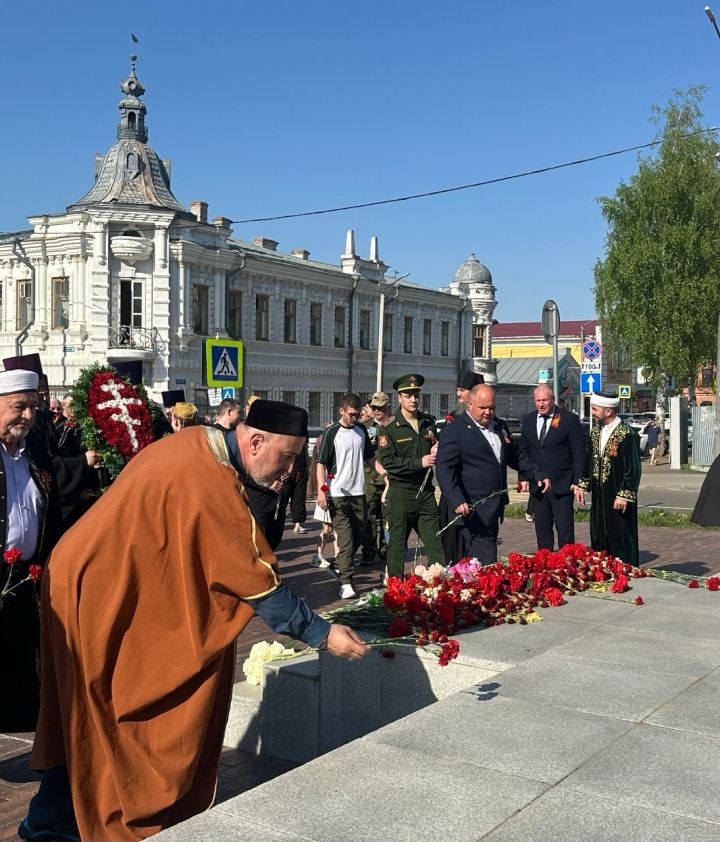 Накануне Дня Победы в Чистополе представители епархии и мухтасибата возложили венки к мемориалу «Вечный огонь»