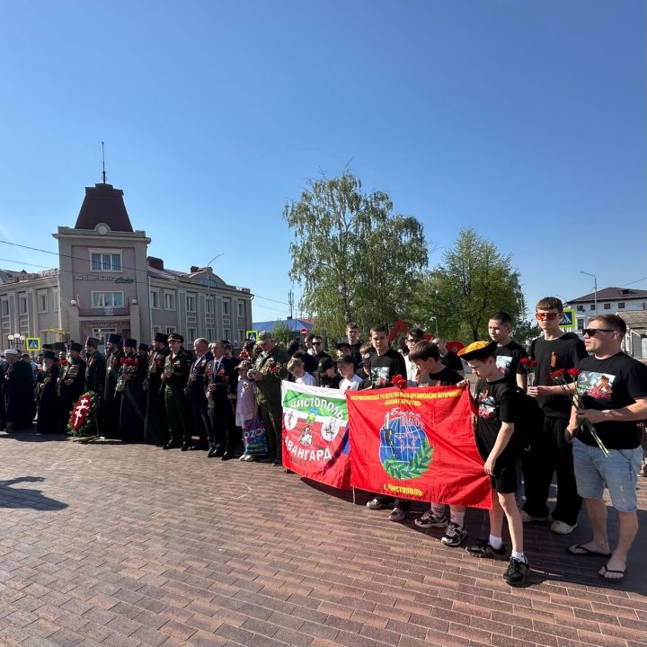 Накануне Дня Победы в Чистополе представители епархии и мухтасибата возложили венки к мемориалу «Вечный огонь»
