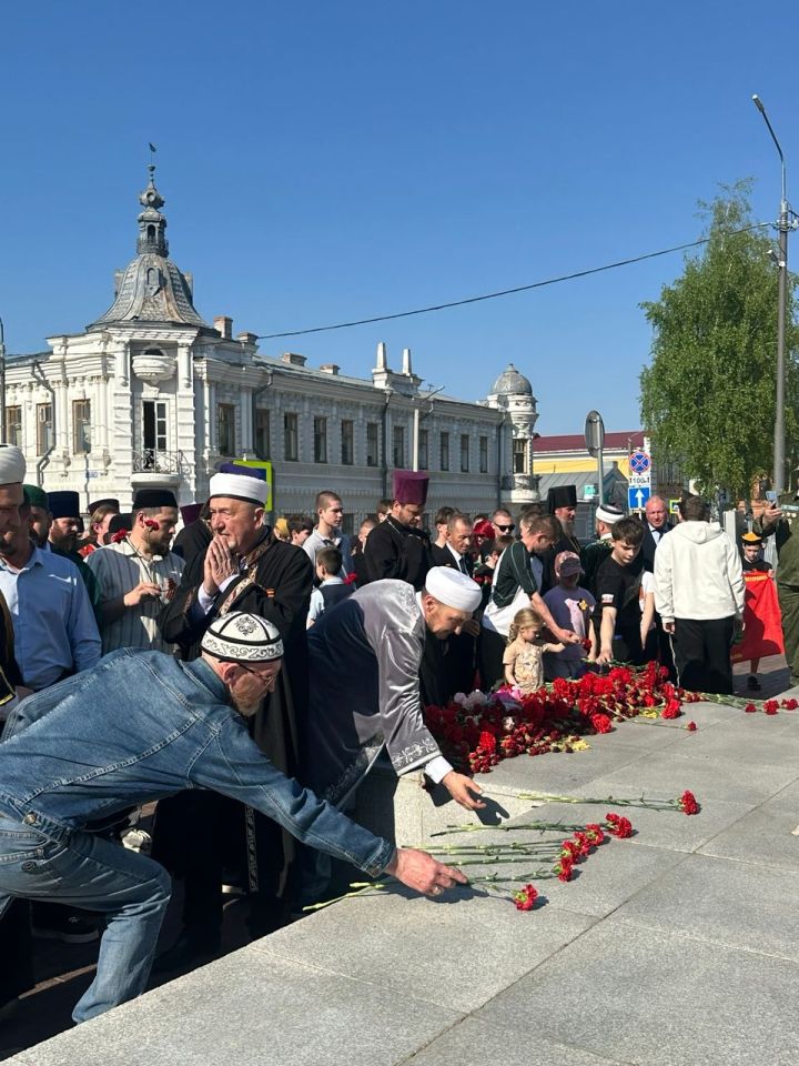 Накануне Дня Победы в Чистополе представители епархии и мухтасибата возложили венки к мемориалу «Вечный огонь»