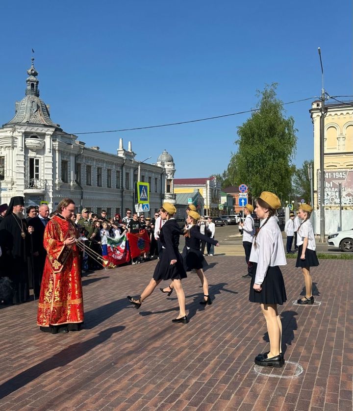 Накануне Дня Победы в Чистополе представители епархии и мухтасибата возложили венки к мемориалу «Вечный огонь»