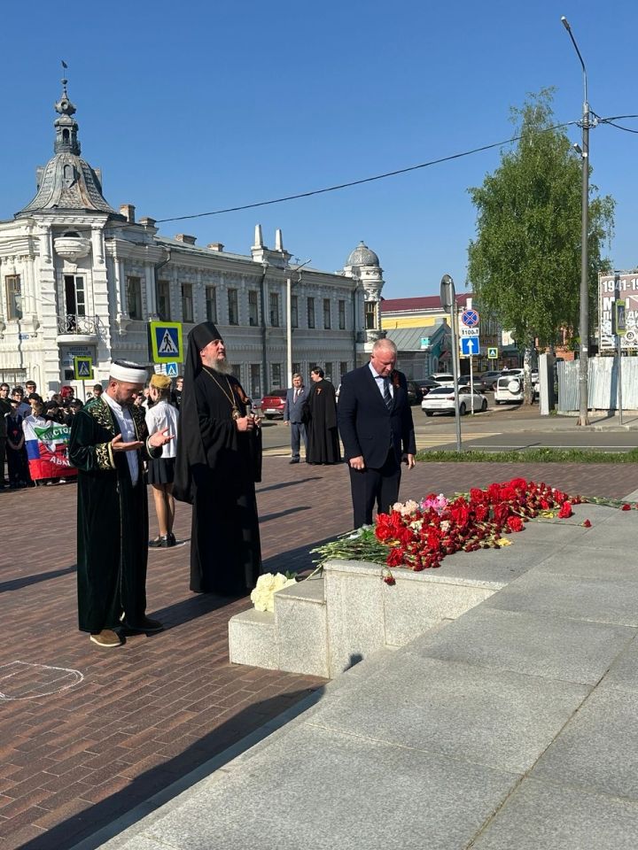 Накануне Дня Победы в Чистополе представители епархии и мухтасибата возложили венки к мемориалу «Вечный огонь»