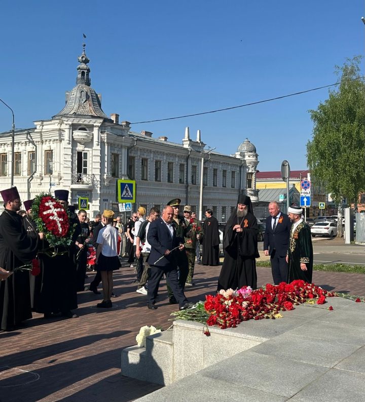 Накануне Дня Победы в Чистополе представители епархии и мухтасибата возложили венки к мемориалу «Вечный огонь»