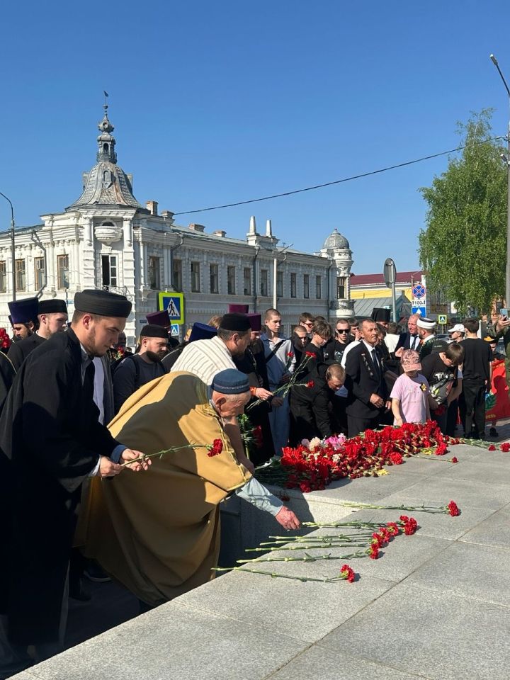 Накануне Дня Победы в Чистополе представители епархии и мухтасибата возложили венки к мемориалу «Вечный огонь»