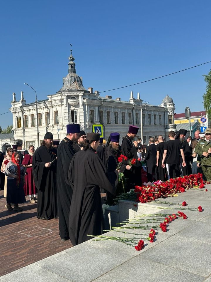 Накануне Дня Победы в Чистополе представители епархии и мухтасибата возложили венки к мемориалу «Вечный огонь»