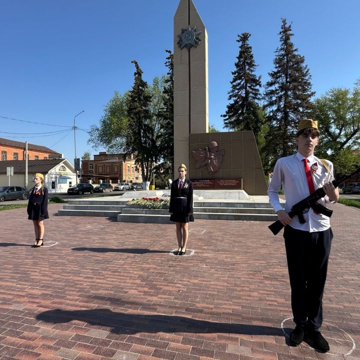 Накануне Дня Победы в Чистополе представители епархии и мухтасибата возложили венки к мемориалу «Вечный огонь»