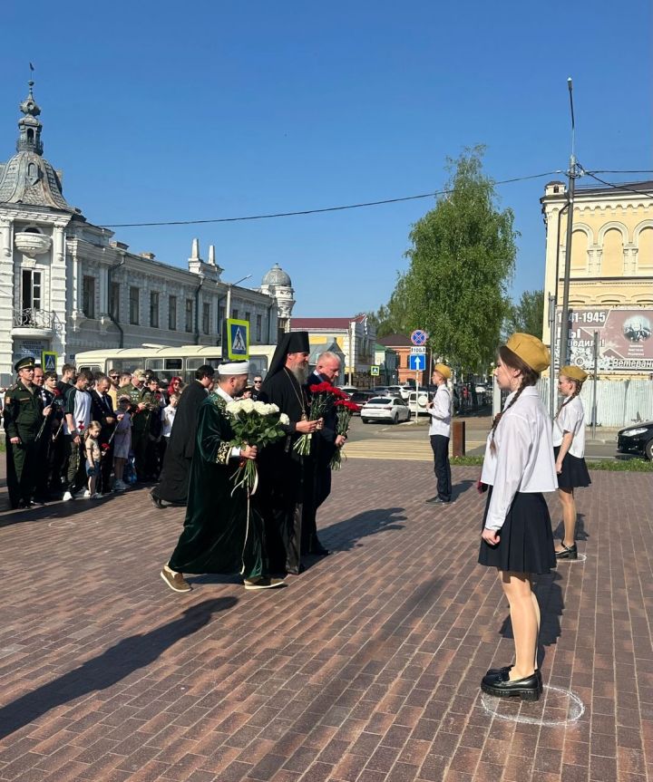 Накануне Дня Победы в Чистополе представители епархии и мухтасибата возложили венки к мемориалу «Вечный огонь»