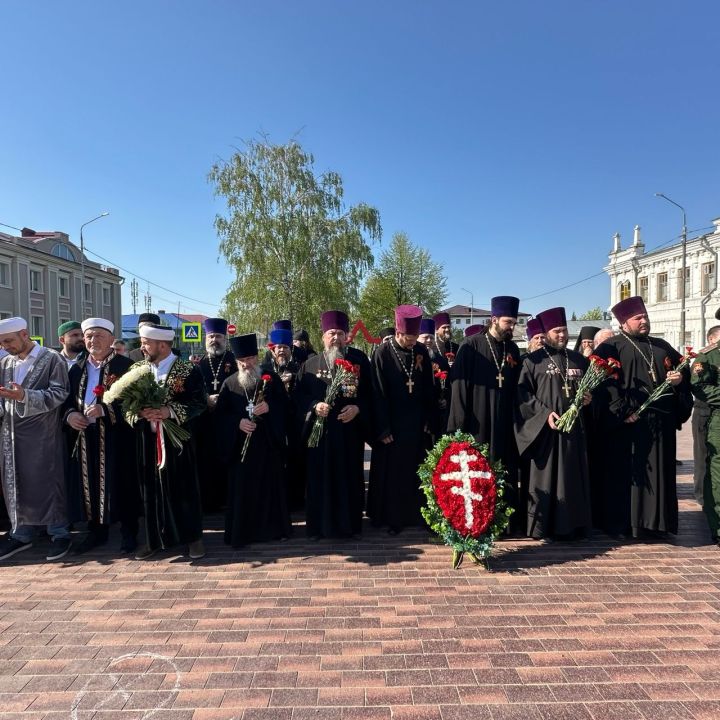 Накануне Дня Победы в Чистополе представители епархии и мухтасибата возложили венки к мемориалу «Вечный огонь»