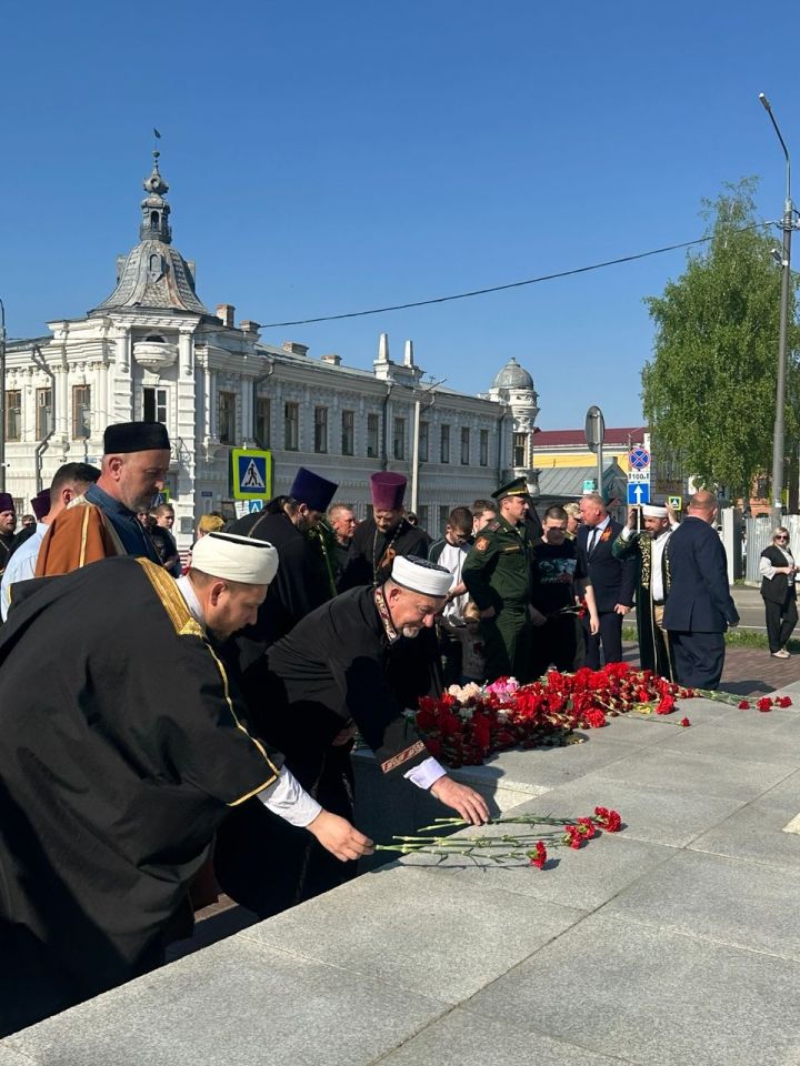 Накануне Дня Победы в Чистополе представители епархии и мухтасибата возложили венки к мемориалу «Вечный огонь»