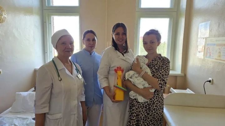 В День защиты детей в чистопольском роддоме поздравили молодых мам