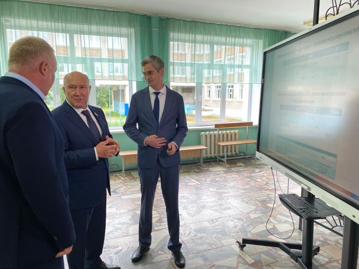 В ходе визита исполняющего обязанности председателя Госсовета РТ Марата Ахметова в Чистополь обсудили вопросы обеспечения кадрами в медицине