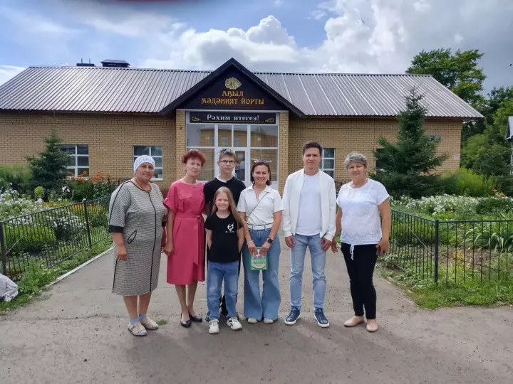 Тумышы белән Яуширмә авылыннан булган Габделхәй Хөснуллинның оныгы Елена Казакова, туганлык җепләрен эзләп, Чистай якларына кайтты (1нче өлеш)