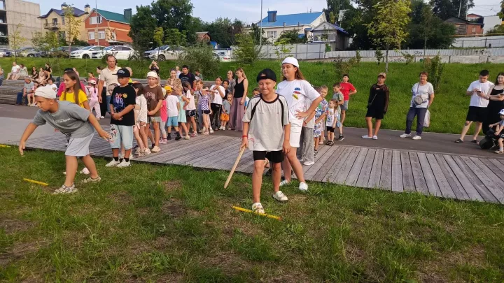 «Яркое лето с Первыми»: на набережной «Наречье» возродили дворовые игры прошлых поколений