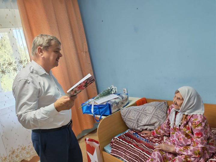 Михаил Ксенофонтов тыл хезмәтчәне Ксения Гурьянованы 96 яшьлеге белән котлады