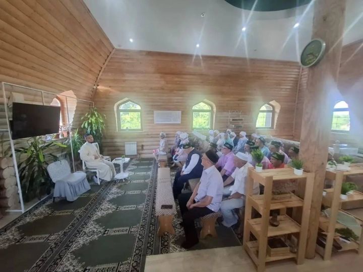 “Әниләр” мәчетендә сәламәтлек мөмкинлекләре чикләнгән кешеләр өчен хәйрия ашы узды