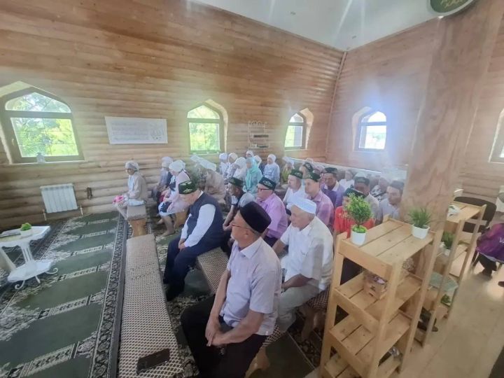 “Әниләр” мәчетендә сәламәтлек мөмкинлекләре чикләнгән кешеләр өчен хәйрия ашы узды