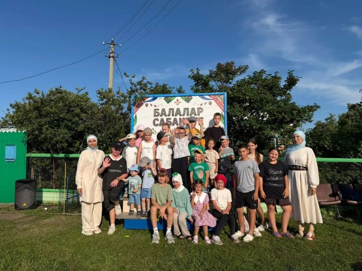 «Мостик между поколениями»: семья Гарифуллиных провела детский Сабантуй во дворе своего дома в Тат Адельшино