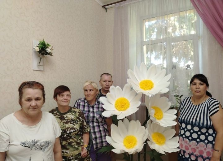 В чистопольском доме-интернате прошёл мастер-класс по созданию ромашек