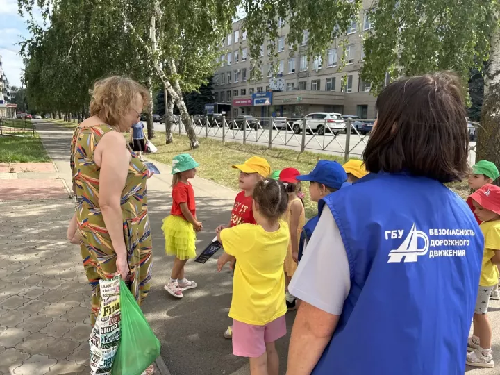 В день рождения светофора чистопольские малыши напомнили о правилах дорожного движения