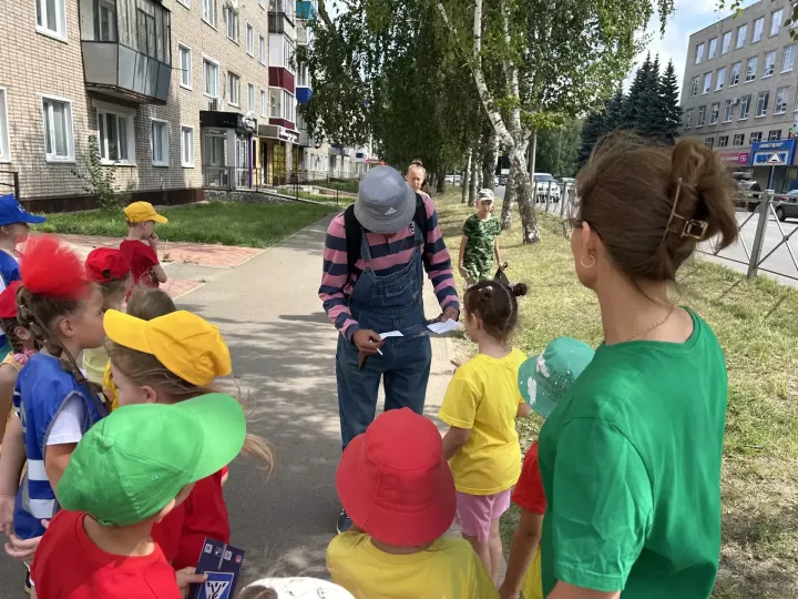 В день рождения светофора чистопольские малыши напомнили о правилах дорожного движения