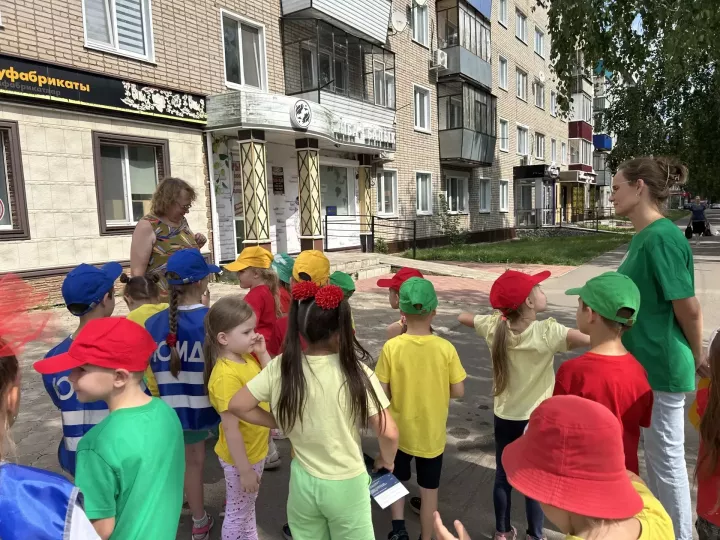 В день рождения светофора чистопольские малыши напомнили о правилах дорожного движения