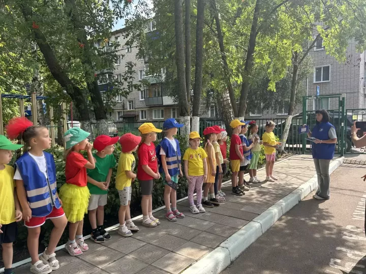 Светофорның туган көнендә Чистай балалары юл йөрү кагыйдәләре турында искә төшерделәр