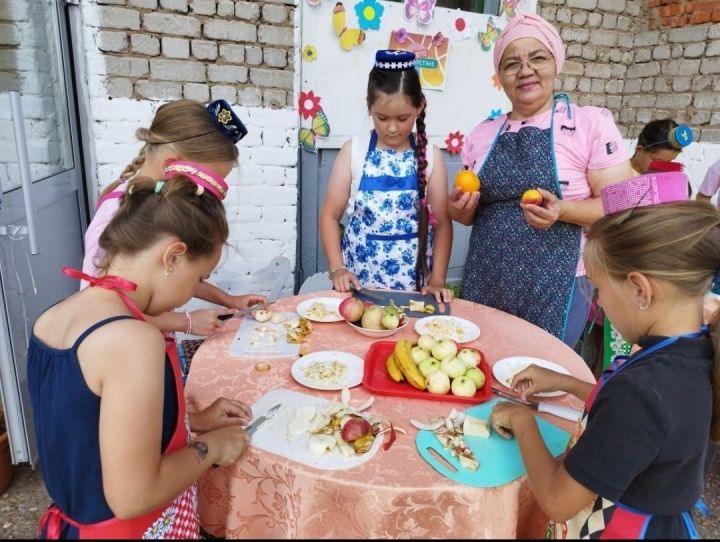 В селе Чистопольского района прошёл мастер-класс по приготовлению летних салатов