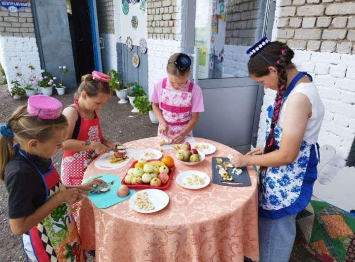В селе Чистопольского района прошёл мастер-класс по приготовлению летних салатов