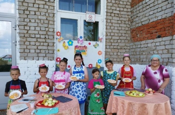 В селе Чистопольского района прошёл мастер-класс по приготовлению летних салатов