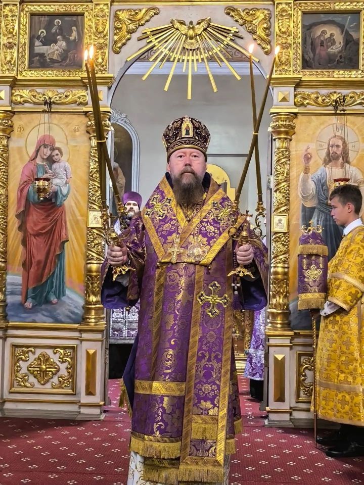 Епископ Филарет совершил вечернее богослужение в Свято-Никольском соборе в канун праздника Креста