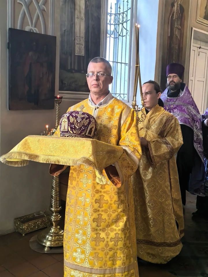 Епископ Филарет совершил вечернее богослужение в Свято-Никольском соборе в канун праздника Креста