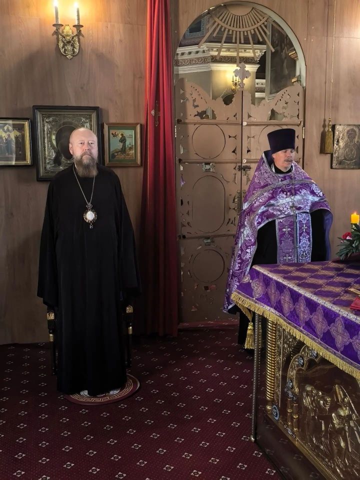 Епископ Филарет совершил вечернее богослужение в Свято-Никольском соборе в канун праздника Креста