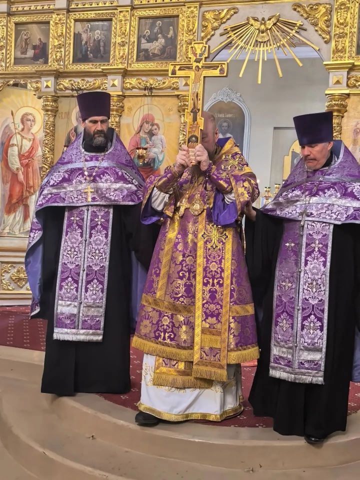 Епископ Филарет совершил вечернее богослужение в Свято-Никольском соборе в канун праздника Креста