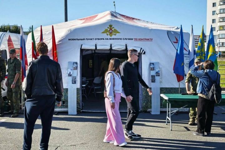 Пункт отбора на службу по контракту развернули на празднике в честь Дня республики