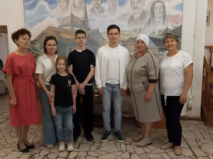 Тумышы белән Яуширмә авылыннан булган Габделхәй Хөснуллинның оныгы Елена Казакова, туганлык җепләрен эзләп, Чистай якларына кайтты (2нче өлеш)