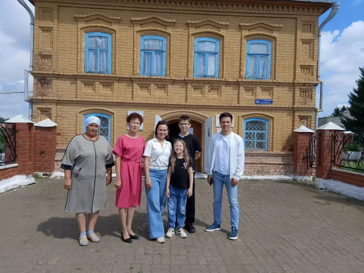 Тумышы белән Яуширмә авылыннан булган Габделхәй Хөснуллинның оныгы Елена Казакова, туганлык җепләрен эзләп, Чистай якларына кайтты (2нче өлеш)